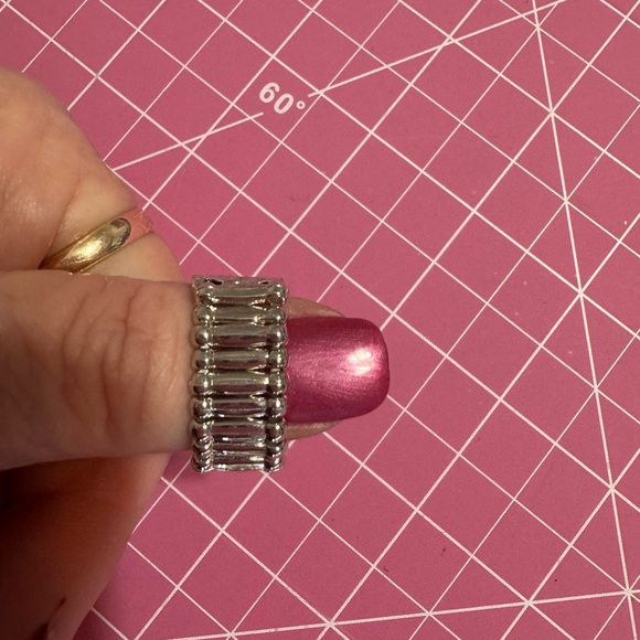 ❤️NWT Boutique Perfect for spring/summer flower stretch ring - Picture 2 of 4